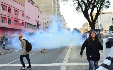 São Paulo - Polícia reprime e dispersa manifestação de estudantes secundaristas contra a máfia da merenda  (Rovena Rosa/Agência Brasil)