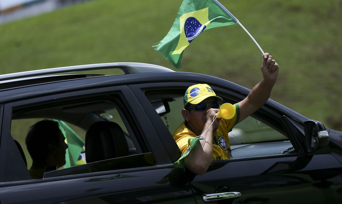 Apoiadores do candidato à Presidência da República, Jair Bolsonaro fazem carreata na região central de Brasília.