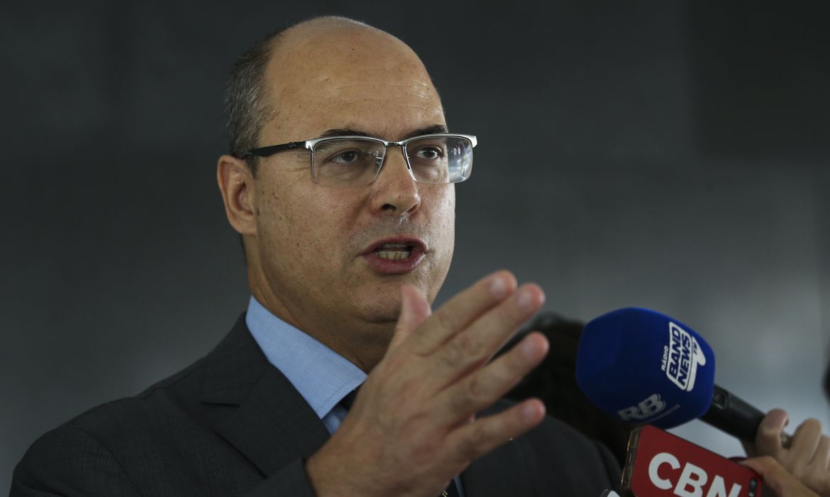 O governador do Rio de Janeiro, Wilson Witzel, fala à imprensa após reunião com o presidente da República, Jair Bolsonaro, no Palácio do Planalto.