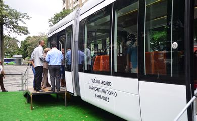 Um protótipo do VLT foi colocado em exposição na Cinelândia, centro da capital fluminense, o objetivo é que a população conheça o novo meio de transporte (Tomaz Silva/Agência Brasil)