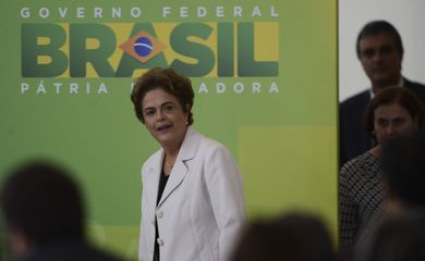 Brasília - A presidenta Dilma Rousseff chega para cerimônia de posse dos novos ministros da Justiça, Wellington César Lima e Silva; da Advocacia-Geral da União, José Eduardo Cardozo; e da Controladoria-Geral da União, Luiz Navarro de Brito,