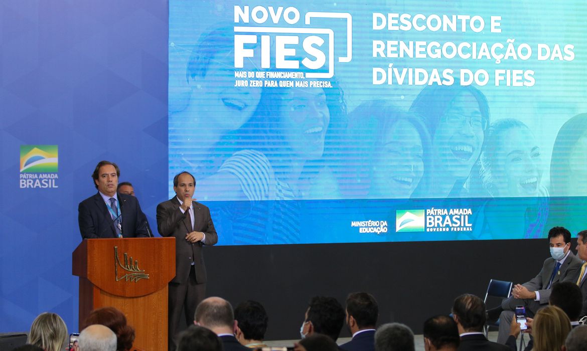 O presidente Jair Bolsonaro participa da divulgação dos novos critérios de desconto e renegociação das dívidas do Fies.Presentes à cerimônia os ministros da Educação, Milton Ribeiro, e da Economia, Paulo Guedes