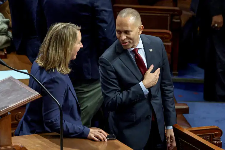 REUTERS/Jonathan Ernst/Proibida reprodução U.S. House Minority Leader Hakeem Jeffries (D-NY) speaks with a House member following his marathon speech and ahead of an expected vote in the U.S. House of Representatives on final passage of U.S. President Donald Trump's sweeping spending and tax bill, on Capitol Hill in Washington, D.C., U.S., July 3, 2025. REUTERS/Jonathan Ernst