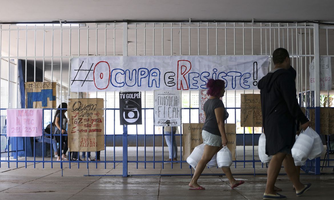 Brasília - Estudantes em greve ocupam Centro de Ensino Médio Elefante Branco  (Marcelo Camargo/Agência Brasil)