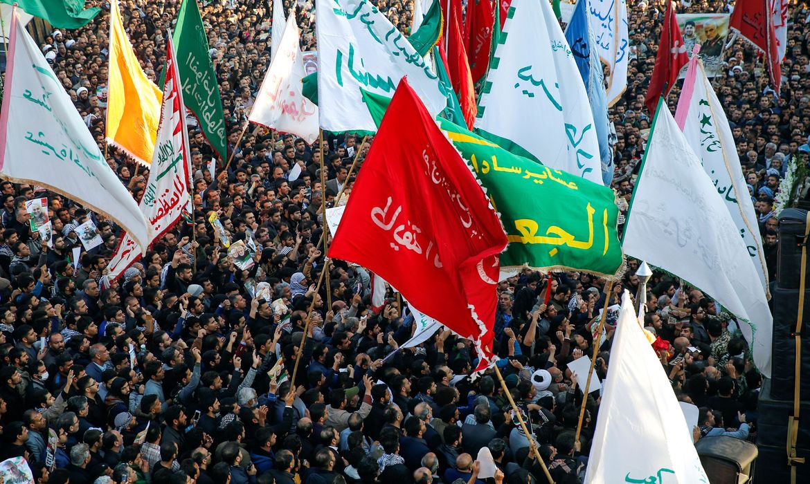 Multidão participa do funeral do general iraniano Qassem Soleimani no dia 5 de janeiro de 2020