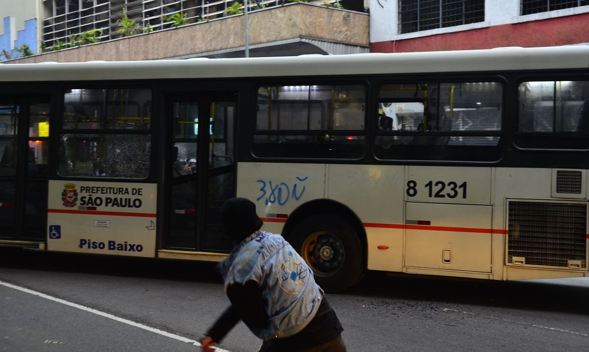 02/06/2023 - São Paulo (SP), 08/01/2016 - Manifestante apedreja ônibus durante ato do Movimento Passe Livre contra o aumento da tarifa do transporte público na rua da Consolação. Foto: Rovena Rosa/Agência Brasil