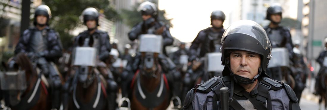 AP816045891774-protesto-sp-pm Polícia Militar de São Paulo durante protesto na Avenida Paulista em São Paulo nesta segunda-feira (23), durante jogo do Brasil