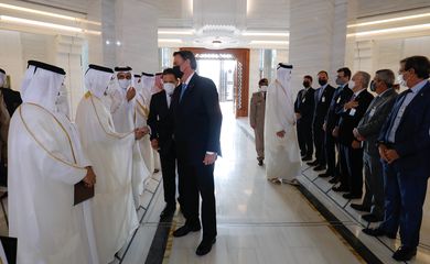 (Doha - Qatar, 17/11/2021) Presidente da República Jair Bolsonaro cumprimenta os Ministros Qatares.
Foto: Alan Santos/PR