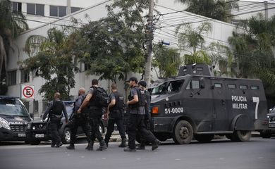 Rio de Janeiro - As Forças Armadas e policiais civis e militares fazem desde a madrugada de hoje (16) uma operação em comunidades de Niterói, na região metropolitana do Rio de Janeiro.  (Foto: Tânia Rêgo/Agência Brasil)