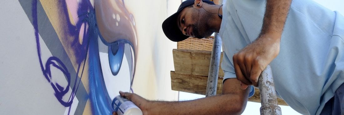 Grafiteiros gaúchos e de mais três estados, participantes do Fórum Social Temático de Porto Alegre, criam sua arte nos muros e casas da Vila Papeleiros, em Porto Alegre
