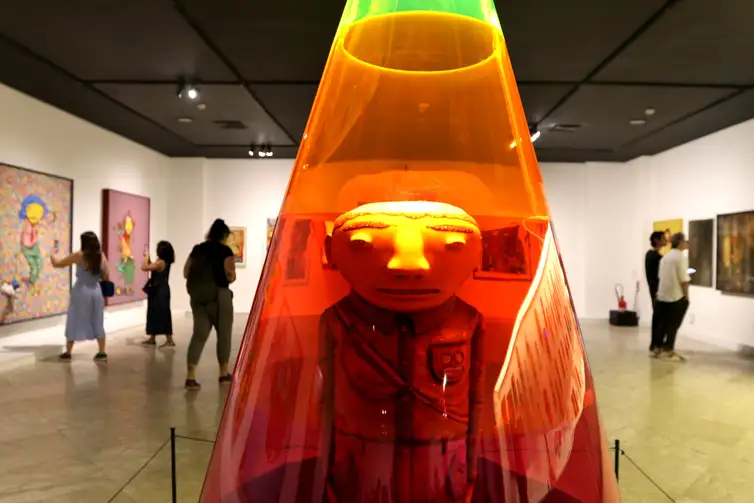 Abduzido, obra inédita feita para a exposição OSGEMEOS: Nossos segredos, dos irmãos Gustavo e Otavio Pandolfo, no CCBB Rio de Janeiro, centro da cidade.