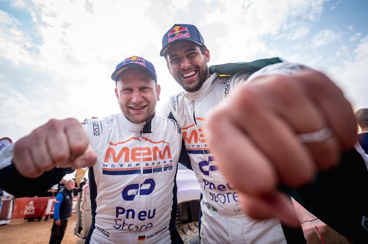 Timo Gottschalk (navegador) e Lucas Moraes (piloto) ficaram em terceiro lugar no rali Dakar 2023 na categoria de carros 