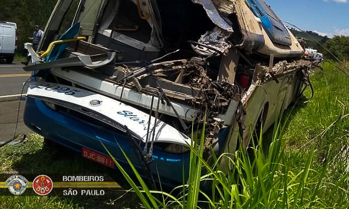 Equipes do 15° Grupamento de Bombeiros atuaram em uma triste ocorrência.
Na Rodovia SP 249 em Taguaí, ocorreu uma colisão entre caminhão bitrem e ônibus transportando vários passageiros.