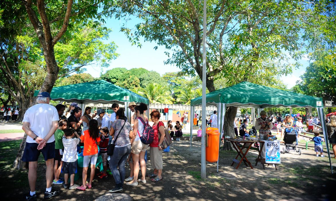 O Instituto Estadual do Ambiente do Rio promove atividades e brincadeiras que estimulam a conscientização sobre a importância da preservação do meio ambiente, na Lagoa Rodrigo de Freitas (Tânia Rêgo/Agência Brasil)