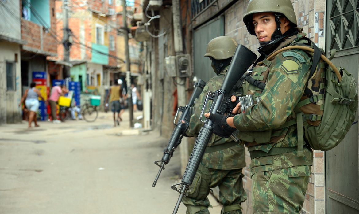 Rio de Janeiro - Fuzileiros Navais participam de operação de segurança na favela Kelson's, na zona norte do Rio de Janeiro (Fernando Frazão/Agência Brasil)