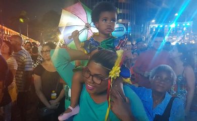 O encerramento do carnaval do Recife atrai a criançada pelas cores e ritmos