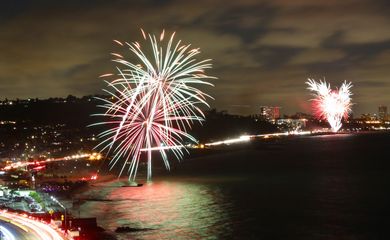 Fogos de artifício na Baía de Santa Mônica, em Los Angeles, na Califórnia, marcam as comemorações pelo Dia da Independência. A declaração da independência dos Estados Unidos foi assinada em 4 de julho de 1776  