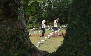 Brasília -  Brasilienses visitam o cemitério Campo da Esperança, no dia de Finados (Elza Fiúza/Agência Brasil)
