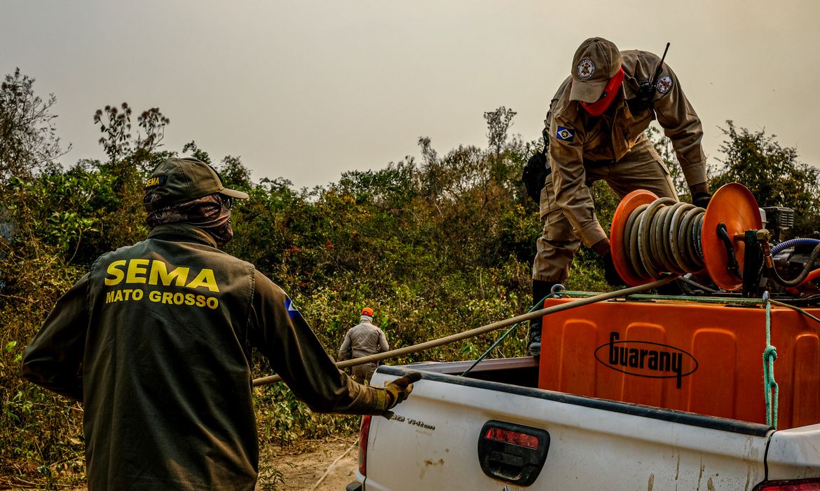 Teste com retardante para combater incêndios no Pantanal