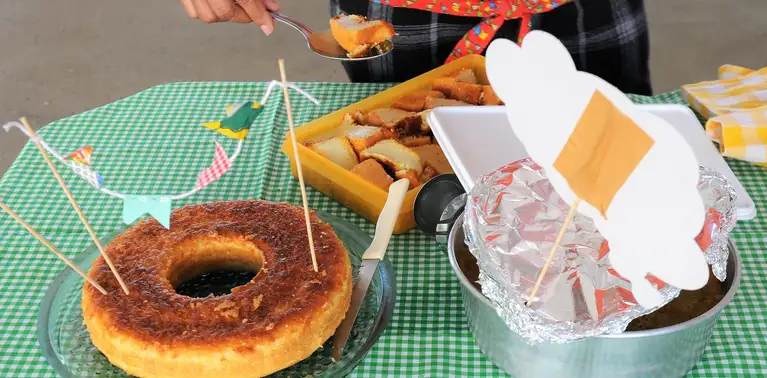 Mesa com comidas típicas de festa junina