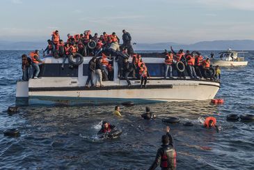 Sírios e iraquianos chegam na Grécia