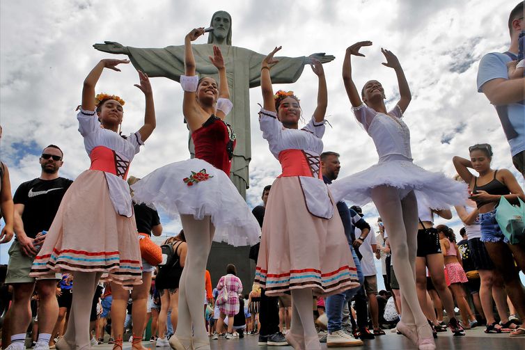 Rio de Janeiro (RJ) - Bailarinas da Cidade de Deus que ganharam bolsas de balé nos EUA, posam para foto próximo a estatua do Cristo Redentor. Foto: Marcos Queiroz/Divulgaçāo