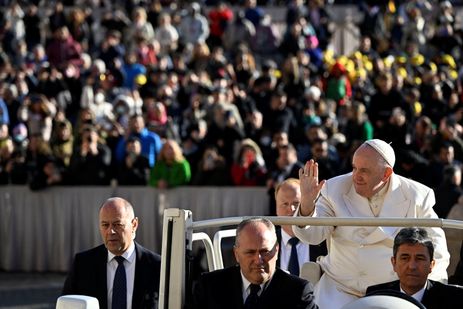 Papa Francisco realiza sua audiência geral semanal no Vaticano
