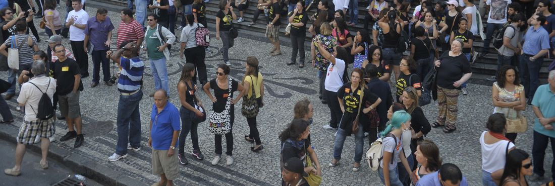 Rio de Janeiro - Professores fazem manifestação em frente a Câmara dos Vereadores durante votação do plano de carreira dos profissionais da educação
