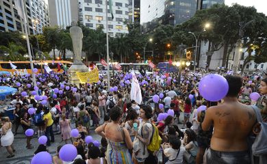Rio de Janeiro - Mulheres defendem legalização do aborto e protestam contra CPI na escadaria da Assembléia Legislativa (Fernando Frazão/Agência Brasil)