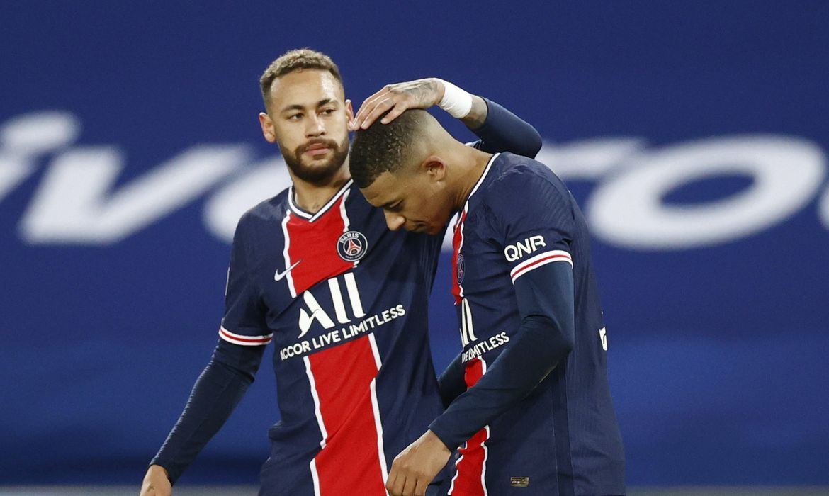 Neymar e Kylian Mbappé comemoram gol marcado pelo PSG contra o Montpellier pelo Campeonato Francês