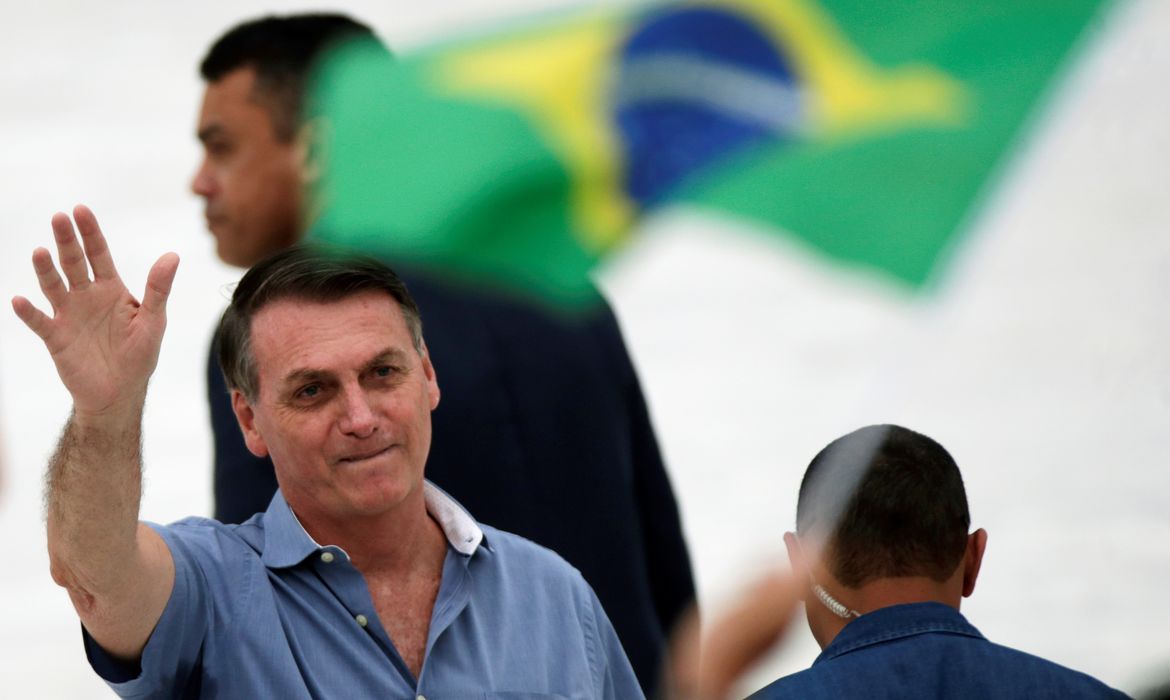 O presidente do Brasil, Jair Bolsonaro, acena para os apoiadores depois de encontrá-los em frente ao Palácio do Planalto, em meio ao surto de doença por coronavírus (COVID-19), em Brasília, Brasil, 18 de abril de 2020. REUTERS / Ueslei Marcelino