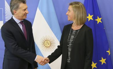 Bruxelas – o presidente argentino, Mauricio Macri, é recebido pela italiana Federica Mogherini, chefe de Diplomacia da União Europeia, na Bélgica