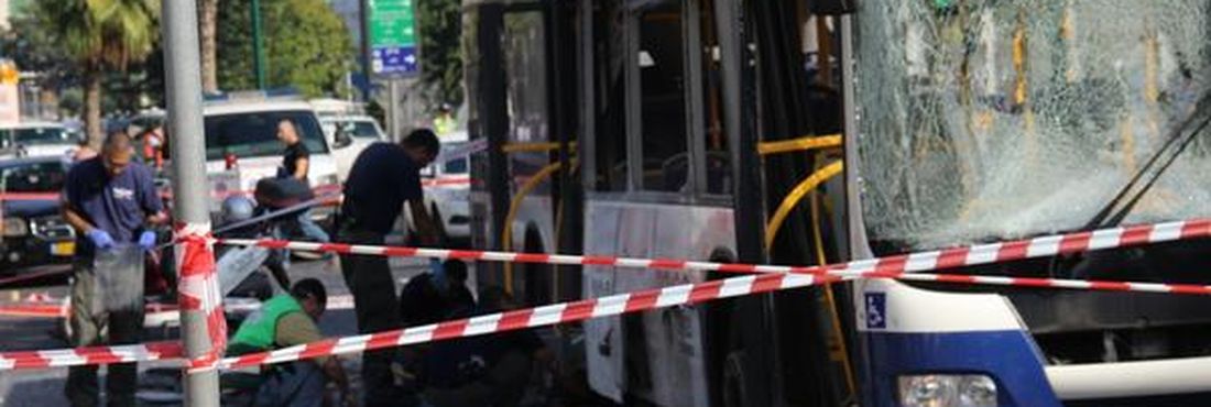 O ataque ocorreu por volta do meio-dia em Israel (8h em Brasília), horário de pico no transporte público do país