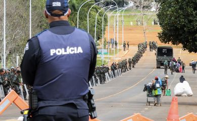 Polícia e Exército se concentram na frente do QG do Exército para desmobilização de acampamento de bolsonaristas 