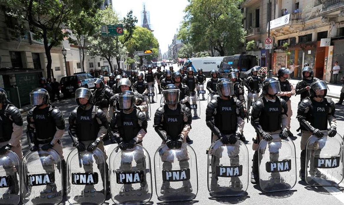 No dia em que parlamentares argentinos votam a reforma da previdência em sessão especial, homens da Forças Armadas reforçam a segurança em volta do Congresso do país