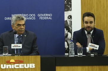 O ministro dos Direitos Humanos, Gustavo Rocha faz palestra no seminário para celebrar os 30 anos da Constituição Federal e os 70 anos das Declarações Americana e Universal, promovido pelo o Ministério de Direitos Humanos e UniCeub.