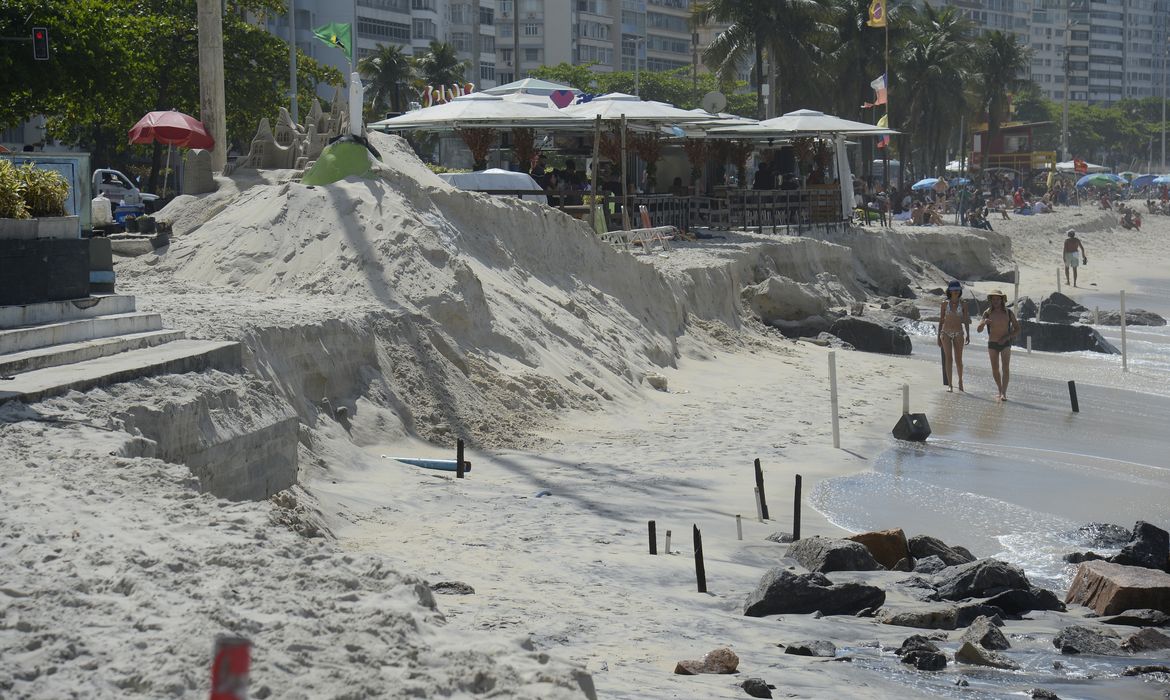 Mar toma faixa de areia na praia de Copacabana, zona sul do Rio de Janeiro