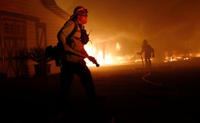 Incêndios florestais avançam na Califórnia