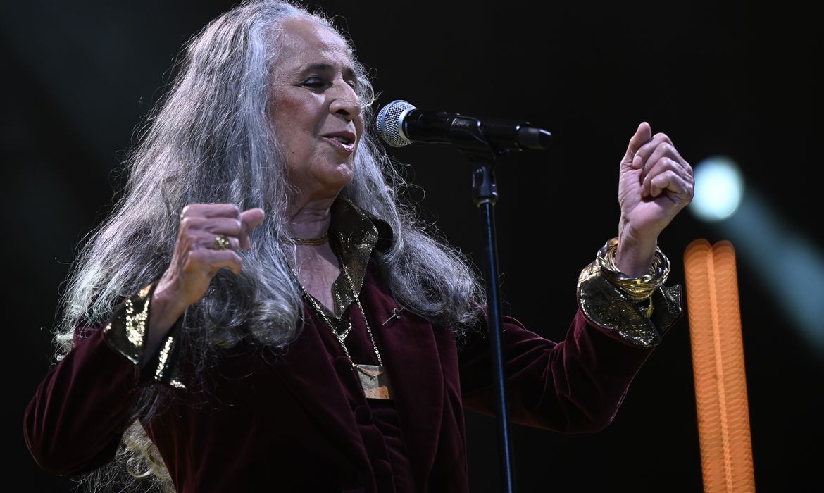 DF - BRASILIA - 11/09/2024 - BRASILIA, CAETANO VELOSO AND MARIA BETHANIA SHOW - Maria Bethania sings during the Caetano Veloso and Maria Bethania tour show at the Mane Garrincha Stadium, held on November 9 in Brasilia. Photo: Mateus Bonomi/AGIF