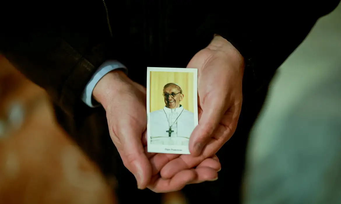 Papa Francisco recebe alta do hospital neste domingo
