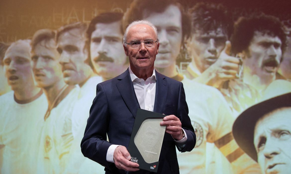 A lenda do futebol alemão Franz Beckenbauer posa para fotos após ser incluído no Hall da Fama, uma exposição permanente em homenagem às lendas do futebol alemão no Museu Alemão do Futebol em Dortmund, Alemanha
01/04/2019
Ina Fassbender/Pool via REUTERS