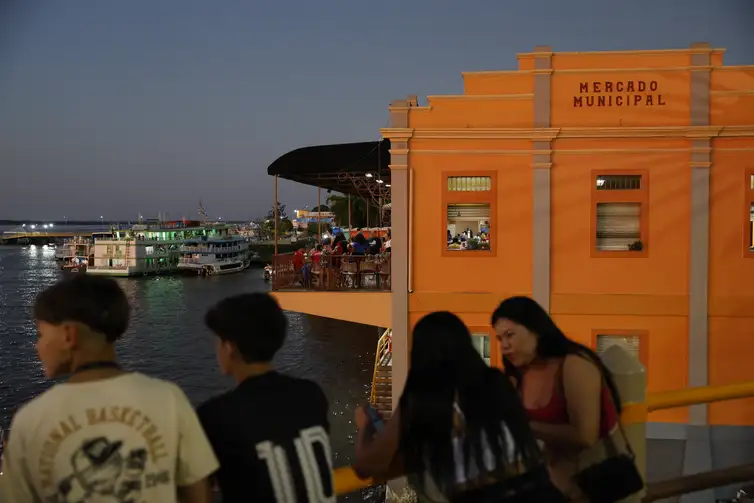 Parintins (AM), 29/06/2024 - Vista da orla do Rio Amazonas em Parintins, com o Mercado Municipal Leopoldo Neves, inaguruado em 1937, ao fundo.  Foto: Fernando Frazão/Agência Brasil