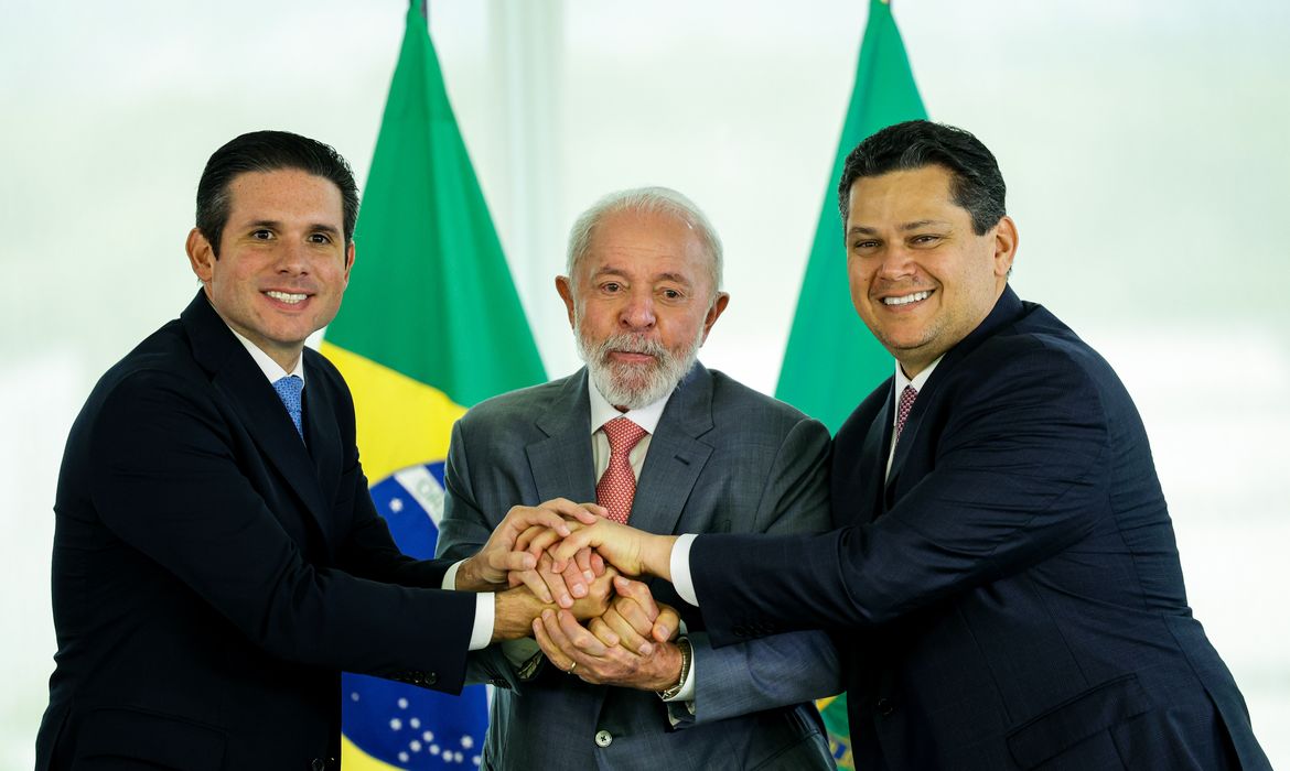 Brasília, 02/02/2025 - O presidente Luiz Inácio Lula da Silva (c) reunido com os presidentes do Senado, Davi Alcolumbre (d), e da Câmara dos Deputados, Hugo Motta (e) 
Foto: Fabio Rodrigues-Pozzebom/Agência Brasil