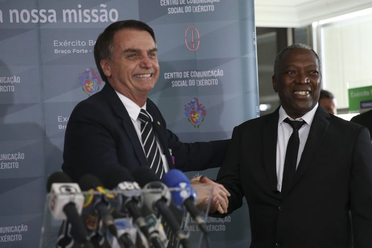 O presidente eleito Jair Bolsonaro, durante coletiva de imprensa, cumprimenta o ex-soldado Luiz Morais, no Quartel-General do Exército, em Brasília.