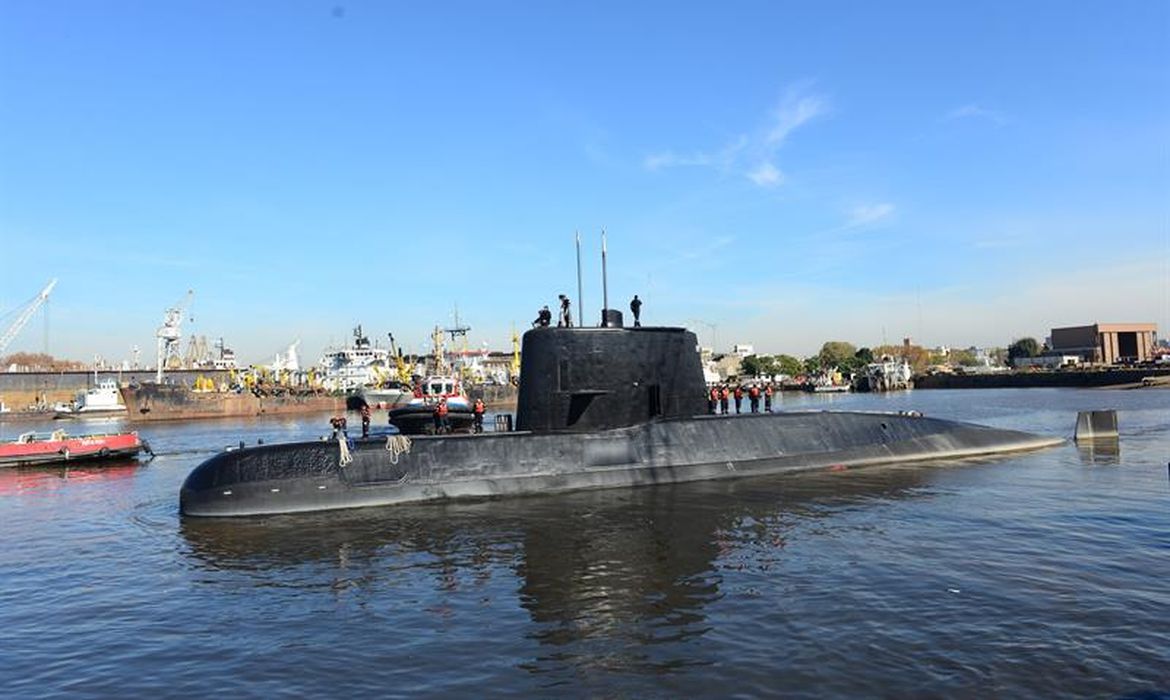 Marinha mantém busca do submarino argentino ARA San Juan, mas suspende resgate