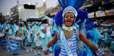 Integrantes da escola de samba mirim Herdeiros da Vila desfilam no Sambódromo da Marquês de Sapucaí