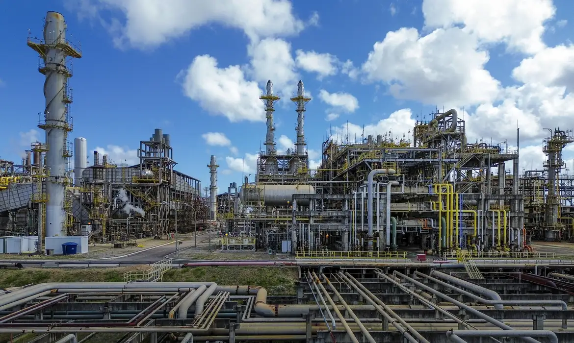 Ipojuca (PE) 01/11/2024 – As unidades de hidrotratametno de diesel e de geração de hidrogênio da Refinaria Abreu e Lima (RNEST), da Petrobras, trabalham para reduzir os teores de enxofre e componentes instáveis no combustível. O Trem 1 da RNEST vai passar por 