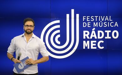 O apresentador Tiago Alves durante apresentação dos finalistas do Festival de Música Rádio MEC