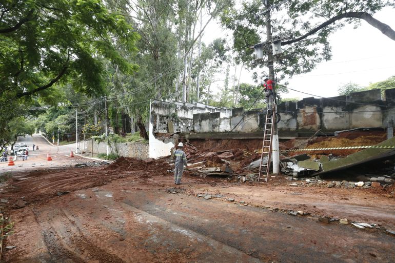 São Paulo (SP), 14/02/2024  - Fortes chuvas derrubaram o muro do Cemitério do Araçá, na região do Pacaembu,  em São Paulo, e deixando muito barro e destroços pelas calçadas e na rua Monsenhor Alberto Pequeno. Foto Paulo Pinto/Agência Brasil