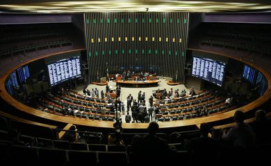 Brasília - O presidente do Congresso Nacional, senador Renan Calheiros, durante sessão para analisar vetos presidenciais e crédito suplementar para o Fies, Programa de Financiamento Estudantil (José Cruz/Agência Brasil)
